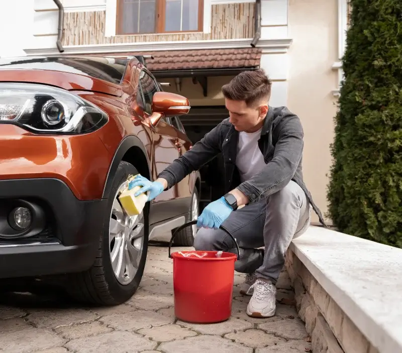 Lavage auto à domicile Dun-le-Palestel : professionnel intervenant sur un véhicule
